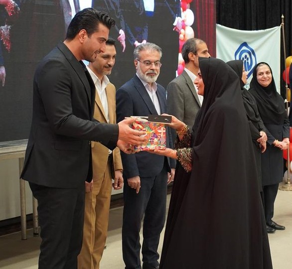 تجلیل از پرستاران نمونه بیمارستان مهر برازجان به مناسبت روز پرستار