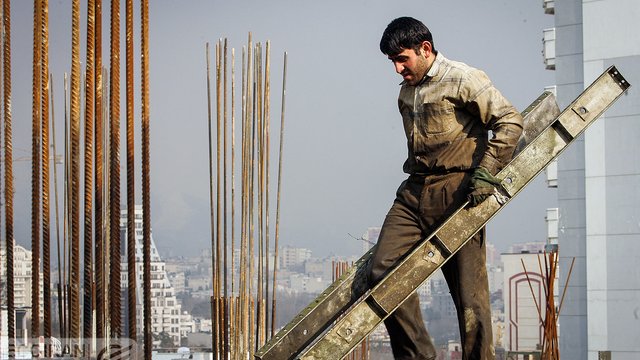 کارگرانی که برج می‌سازند اما قرارداد شفاف و امنیت ندارند