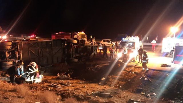 حادثه مرگبار واژگونی  اتوبوس در محور نطنز به اصفهان؛ بیش از ۱۰ کشته