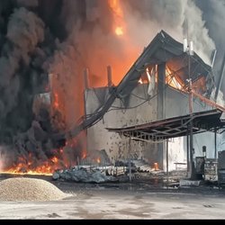 علت حریق در شهرک صنعتی شمس آباد در دست بررسی است