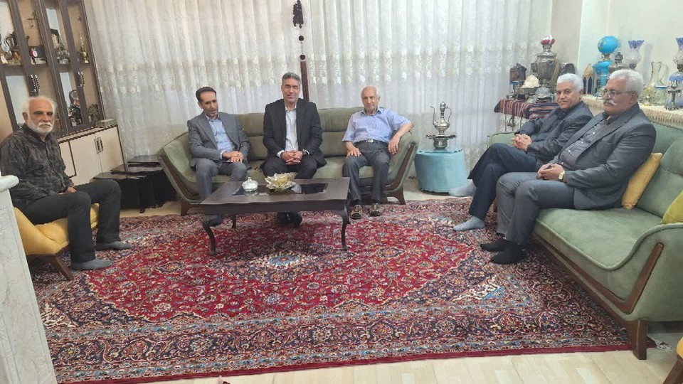 تجلیل مدیرکل تأمین اجتماعی سمنان از پیشکسوتان در استان