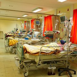 خم‌شدن روز به روز کمر ایرانیان؛ گزارش تازه از ناتوانی نظام سلامت در محافظت از جیب مردم