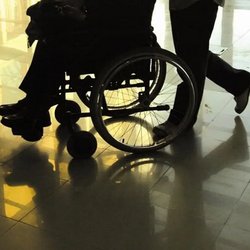 هزینه پرستار ۳۰ میلیون، کمک‌هزینه ۴ میلیون؛ معلولان تنها مانده‌اند