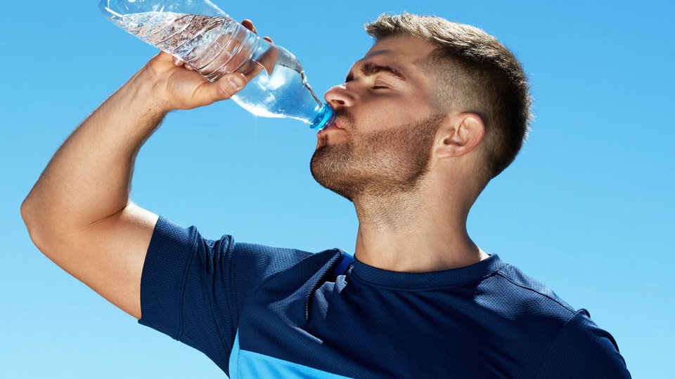 متخصص تغذیه: مصرف روزانه 8 لیوان آب باوری منسوخ است