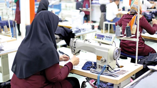 ۴۳ درصد خانوارهای زن‌سرپرست در دو دهک پایین؛ مشاغل خانگی از بیمه بیکاری محروم ماندند