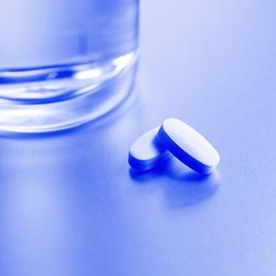 هلال‌احمر داروهای تک‌نسخه‌ای را به خانه بیماران می‌رساند