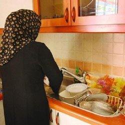 موانع نامرئی اشتغال زنان؛ وقتی آشپزخانه سد راه اشتغال می‌شود