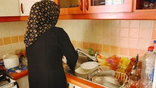 زنان ۴ ساعت بیشتر از مردان کار خانگی انجام می‌دهند