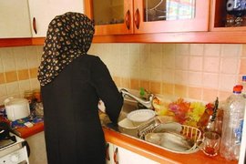 زنان ۴ ساعت بیشتر از مردان کار خانگی انجام می‌دهند
