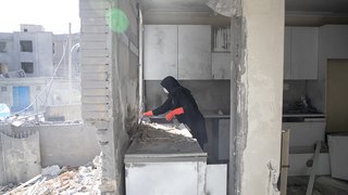 داوطلبان هلال‌احمر، در جست‌وجوی آنچه از زندگی مانده