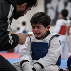 باید با مربیانی که کودک را کتک می زنند، برخورد کرد