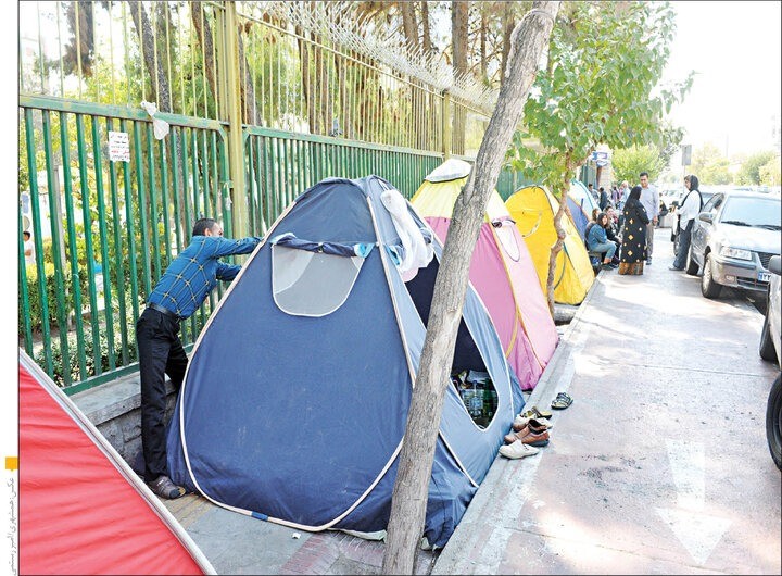 چادرخواب‌های مقابل بیمارستان‌ها: برای ما خوابگاه فراهم شود