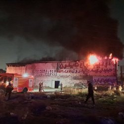 آتش‌سوزی گسترده در کارگاه تولید مواد پلاستیکی جاده ساوه