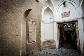 خانه طباطبایی‌ها، روایت نور و تقارن و تاریخ