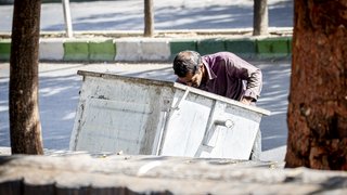 مرد زباله‌گرد در چند صد متری بمباران؛ پناهی به جای پناهگاه