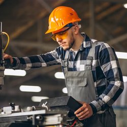 صنعت ایران در چرخه فرسودگی؛ سهم نیم‌درصدی فناوری پیشرفته از صادرات