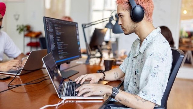 چرا نسل زد وانمود می‌کند مشغول کار است؟