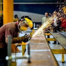 غلبه اشتغال غیررسمی بر بازار کار؛ نیمی از شاغلان بدون بیمه، امنیت شغلی و حقوق قانونی