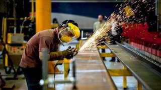 ضرورت حمایت دولت از واحدهای تولیدی و جلوگیری از بیکاری اجباری