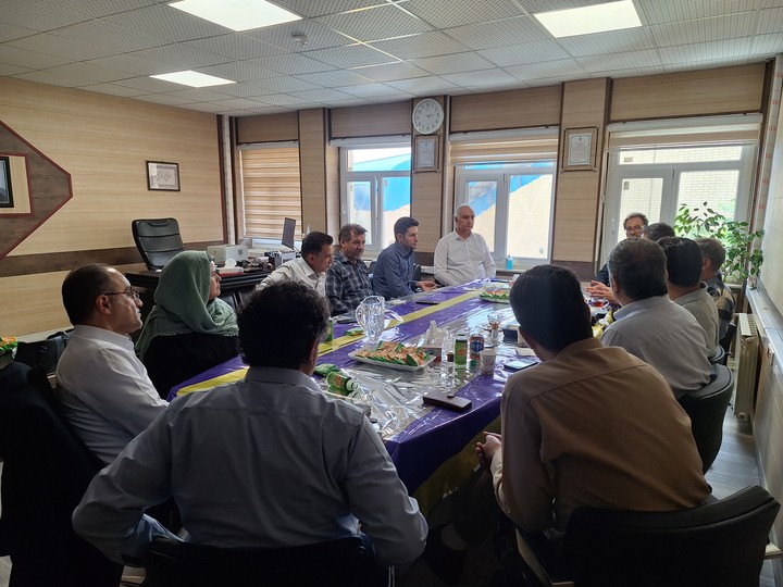 هم‌اندیشی مدیر درمان کرمانشاه با پزشکان برای ارتقای خدمات درمانی