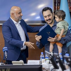 اهدای جوایز برگزیدگان عکس و کاریکاتور جشنواره در مسیر عدالت توسط احمد میدری