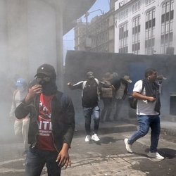 ۱۰ روز مانده به جام جهانی پلیس مکزیکوسیتی به معلمان معترض گاز اشک‌آور شلیک کرد