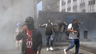 ۱۰ روز مانده به جام جهانی پلیس مکزیکوسیتی به معلمان معترض گاز اشک‌آور شلیک کرد