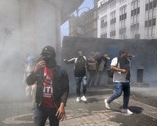 ۱۰ روز مانده به جام جهانی پلیس مکزیکوسیتی به معلمان معترض گاز اشک‌آور شلیک کرد