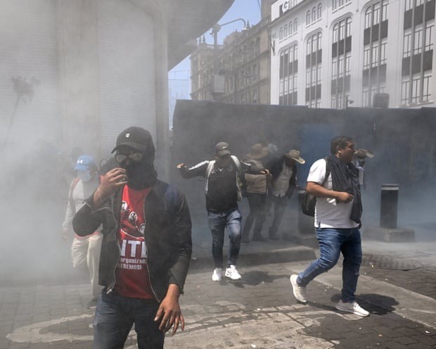 ۱۰ روز مانده به جام جهانی پلیس مکزیکوسیتی به معلمان معترض گاز اشک‌آور شلیک کرد