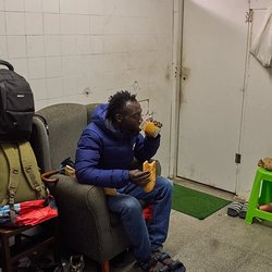 تخلیه مدرسه متروکه در بادالونا؛ ۴۰۰ مهاجر در خطر بی‌خانمانی