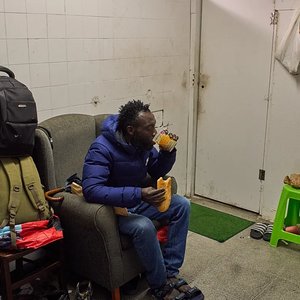 تخلیه مدرسه متروکه در بادالونا؛ ۴۰۰ مهاجر در خطر بی‌خانمانی