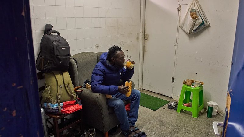 تخلیه مدرسه متروکه در بادالونا؛ ۴۰۰ مهاجر در خطر بی‌خانمانی