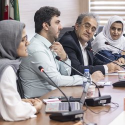 «عدالت در شنیده شدن صداها»، صدای مرکز بلند، سکوت حاشیه عمیق