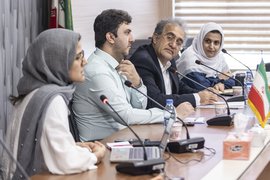 «عدالت در شنیده شدن صداها»، صدای مرکز بلند، سکوت حاشیه عمیق