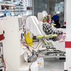 خم‌شدن روز به روز کمر ایرانیان؛ گزارش تازه از ناتوانی نظام سلامت در محافظت از جیب مردم