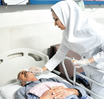 هزینۀ سفر و اقامت بیمار و همراه چگونه پرداخت می‌شود؟