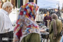 در اطراف میدان شهرداری شهر رشت، همه روزه دستفروشان مشغول فعالیت و فروش کالاهای متنوع هستند.