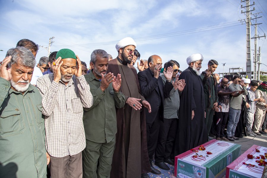 مراسم تشییع دو پیکر شهید، دانش‌آموز «محمد طاها جعفری» و معلم  «راضیه زمانی» و اقامه نماز و ادای احترام مسئولان شهرستان میناب در تاریخ 9 فروردین 1405 که از طریق آزمایش DNA شناسایی شدند.
