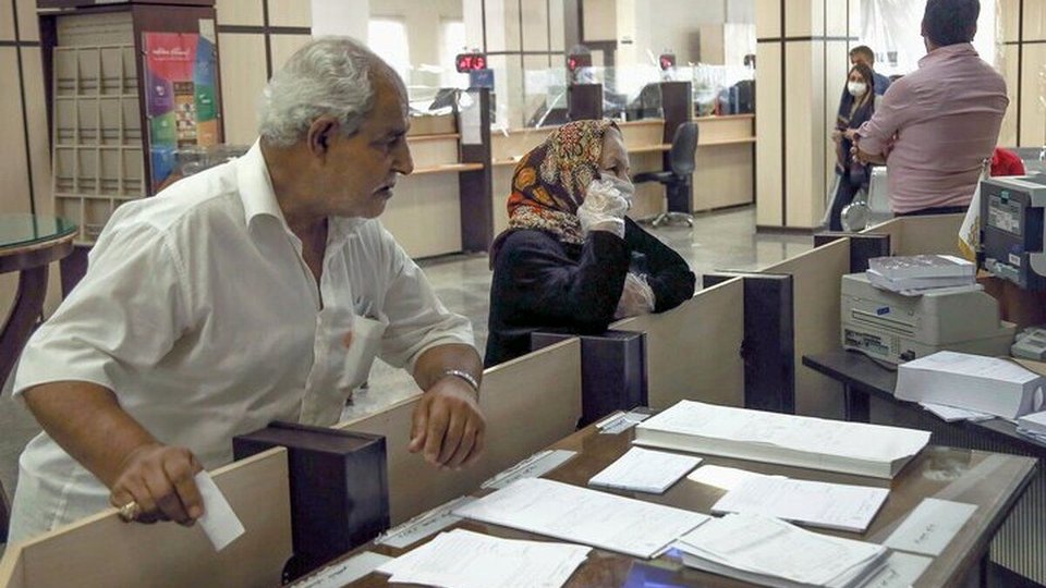 ارجاع بازنشستگان از مرکز شلوغ یوسف‌آباد به شعب دیگر  بیمه دانا