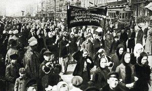 زنان در خط مقدم انقلاب