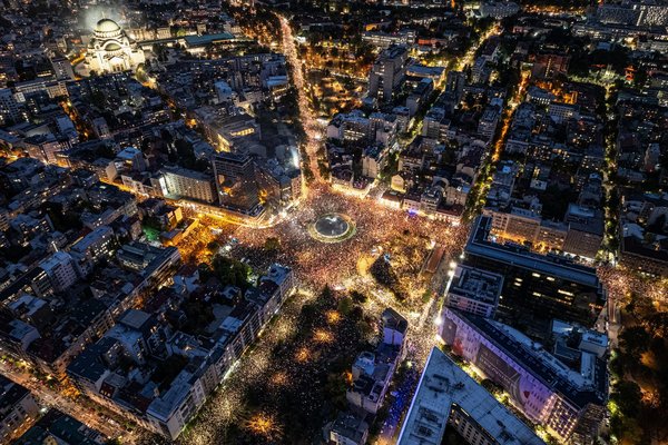 تظاهرات گسترده دانشجویان در بلگراد در آستانه انتخابات سرنوشت‌ساز صربستان