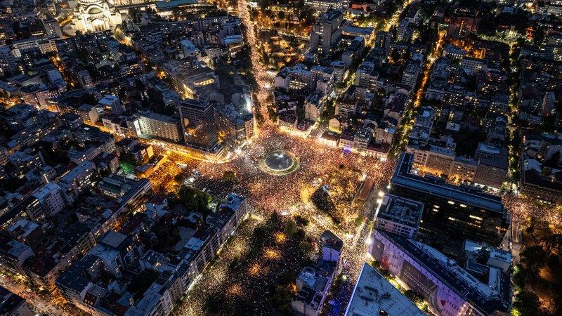 تظاهرات گسترده دانشجویان در بلگراد در آستانه انتخابات سرنوشت‌ساز صربستان